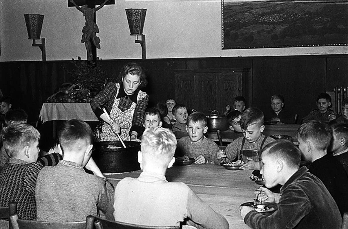 Kinder bei der Ausgabe des Essens im Speisesaal in den 1950er-Jahren Foto: Paulinen/pflege