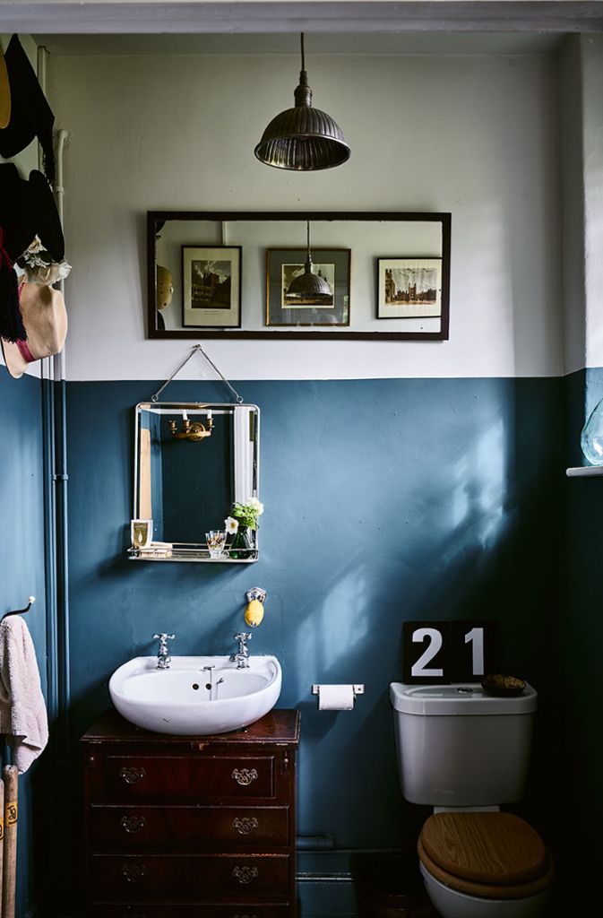 Hier das Wohnkonzept eines  ehemaligen  Schulhauses: kleines Bad, gestrichen mit „Inchyra Blue“ bis auf Augen­höhe, obere Wand und Decke in „School House White“ von Farrow & Ball, zu sehen in dem Buch „Glücklich Wohnen mit Farbe“ .