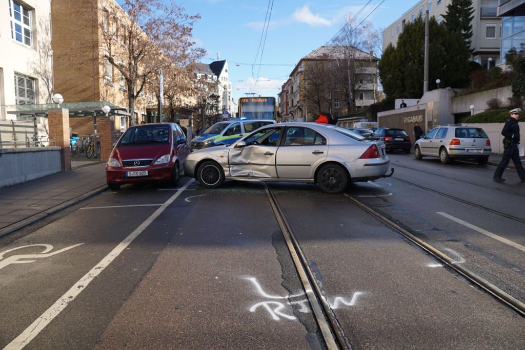 31.01.2019 Ein Auto kollidierte in Stuttgart-Ost vor dem Karl-Olga Krankenhaus mit einem Notarzt.