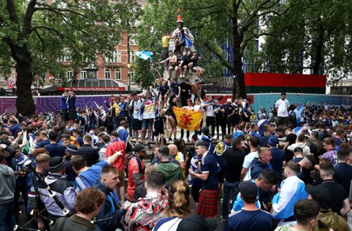 18 Juni: Schottische Fans versammelten sich vor Spielbeginn auf dem Leicester Square. Foto: dpa/Kieran Cleeves