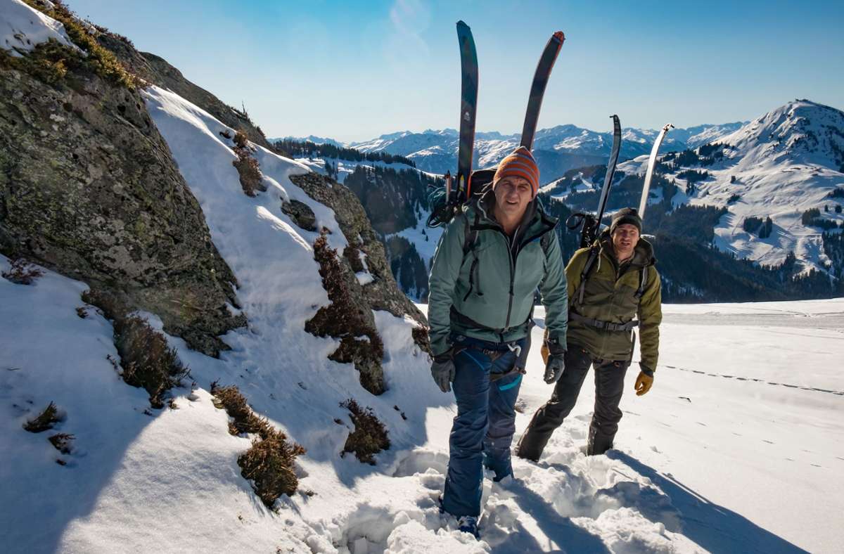 Zufall Martin (Hans Sigl, l.) und sein Bruder Hans (Heiko Ruprecht, r.) haben sich eine anspruchsvolle Bergtour vorgenommen. Noch ahnen sie nichts vom plötzlichen Schneesturm.