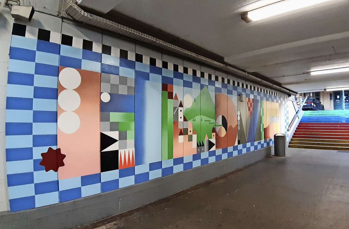 Am Ausgang zur Ortsmitte Untertürkheims wurde eine Wand gestaltet, aber auch der Aufgang zu Gleis   6 präsentiert sich nun knallbunt. Foto: Elke Hauptmann