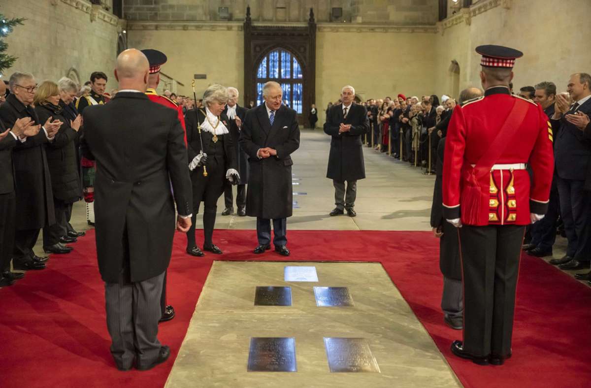 König Charles III.: Britischer Monarch enthüllt Gedenktafel für Queen