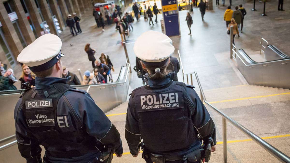 Stuttgart/Bietigheim-Bissingen: 15 und 23 Jahre alte Frauen in Regionalzug belästigt