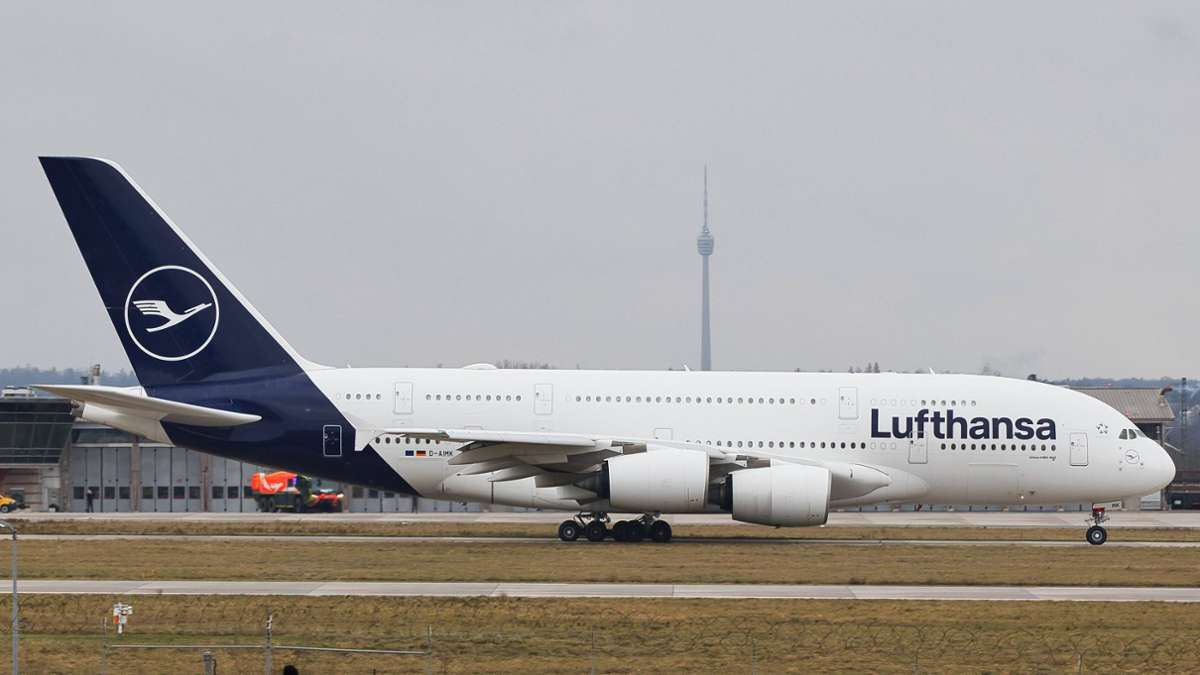 Nicht häufig unterm Fernsehturm zu sehen: Der A380 landet in Stuttgart.