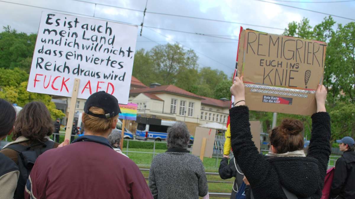 Mit Schildern und lauten Rufen wurde  vor dem Kleinen Kursaal gegen den AfD-Bürgerdialog protestiert.