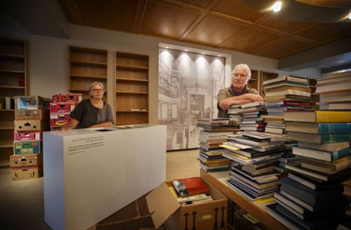 Barbara Staudacher und Heinz Högerle sind seit vielen Jahren das Herz des Vereins Ehemalige Synagoge Rexingen. Derzeit richten sie in dem sanierten Gebäude eine Bibliothek ein. Foto: /Gottfried Stoppel