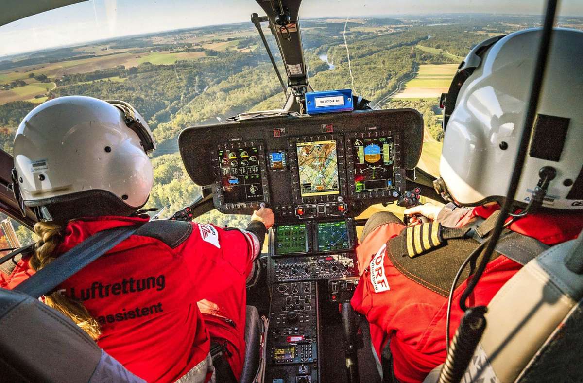 Schließende Kliniken, Personalmangel am Boden – die Luftrettung wird in Baden-Württemberg immer wichtiger. Doch wo die Hubschrauber künftig stationiert sein sollen, ist offen.