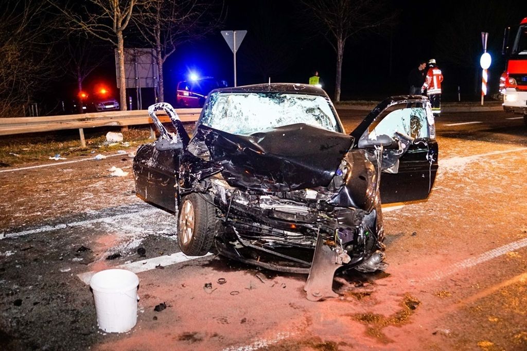 18.03.2017 Auf der B297 bei Schlierbach kam es zu einem schweren Verkehrsunfall