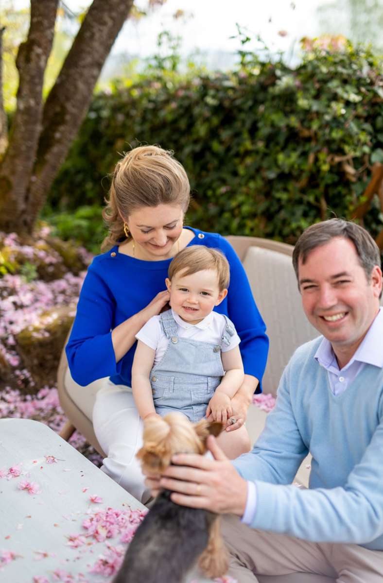 Dazu gibt es neue Bilder der glücklichen Familie: Die Eltern Erbgroßherzog Guillaume und Erbgroßherzogin Stéphanie mit ihrem kleinen Sohn.