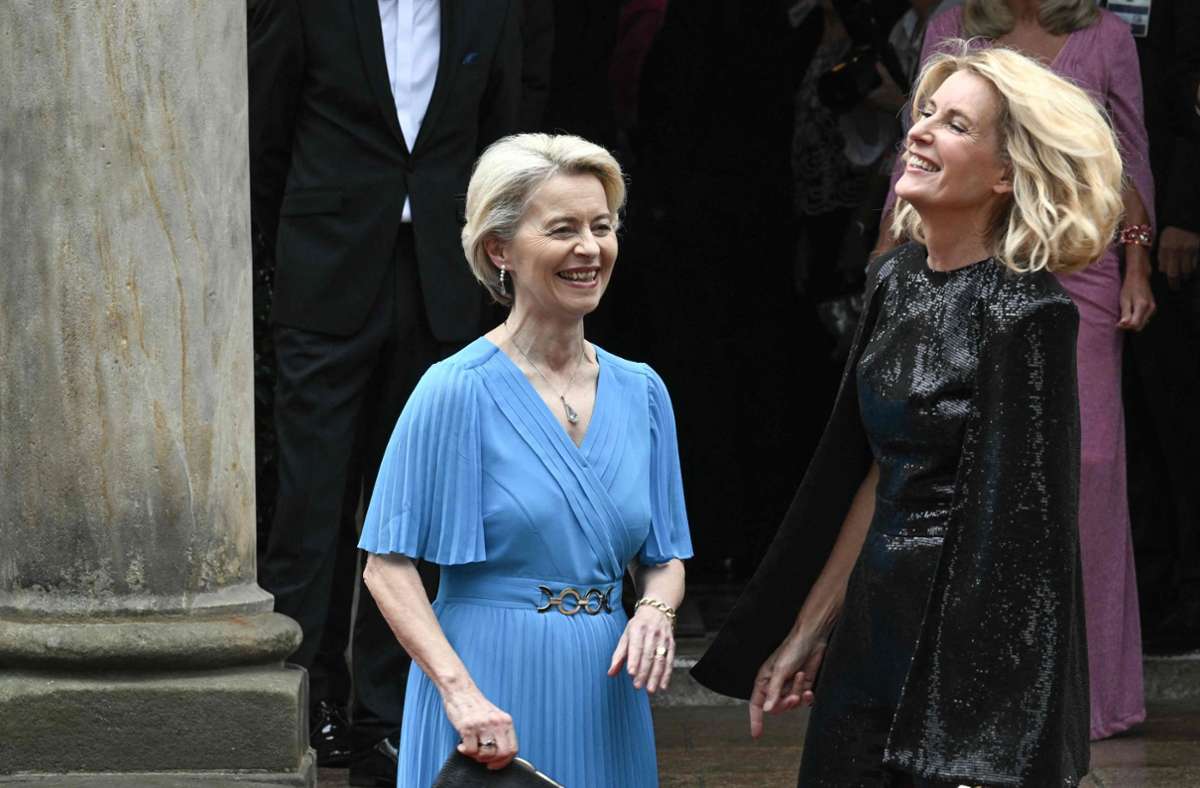 Haben gute Laune bei den Bayreuther Festspielen: EU-Kommissionspräsidentin, Ursula von der Leyen (l.) und Schauspielerin Maria Furtwängler.