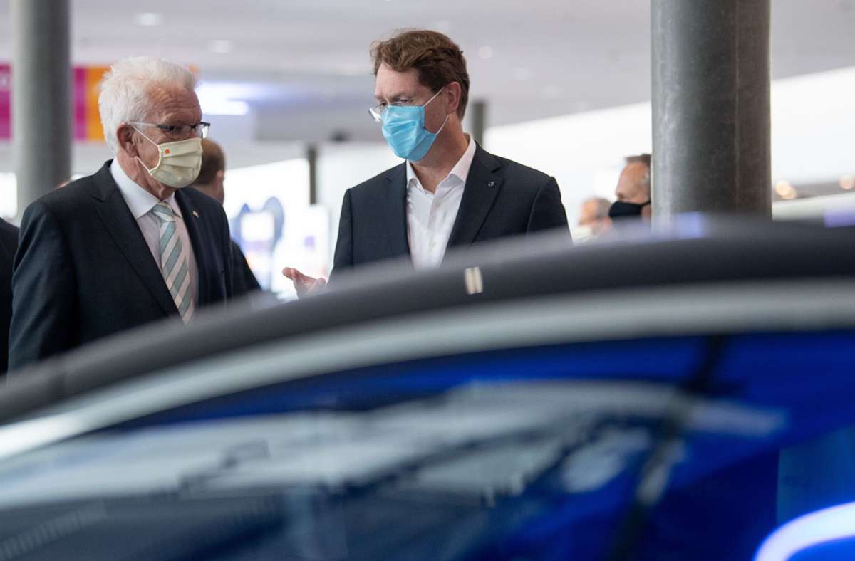 Daimler-Chef Ola Källenius (rechts) zeigt  Ministerpräsident Winfried Kretschmann eine Studie des Luxus-Elektroautos Mercedes-Benz EQS, das im nächsten Jahr starten soll. Foto: dpa/Sebastian Gollnow