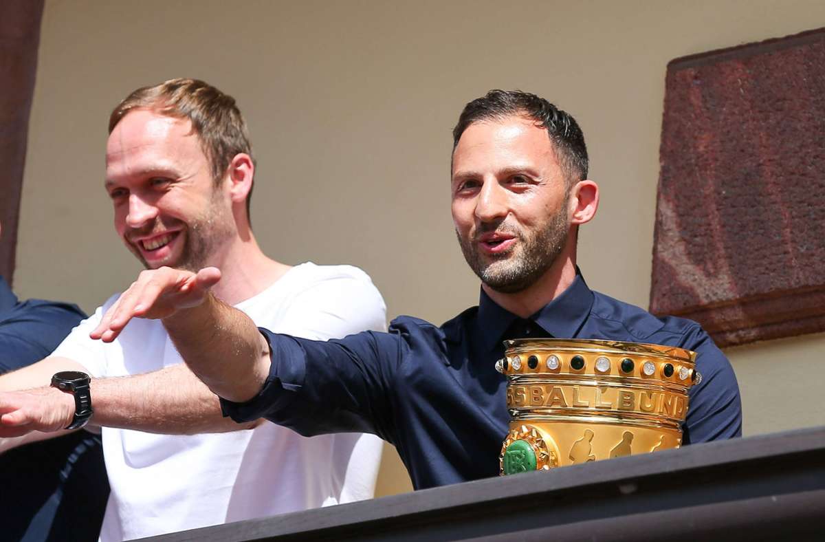 Auch den DFB-Pokal gewinnt das Trainer-Duo durch einen 5:3-Sieg im Elfmeterschießen gegen den SC Freiburg. Es ist der erste große Titel sowohl für Tedesco und Hinkel als auch für RB Leipzig.