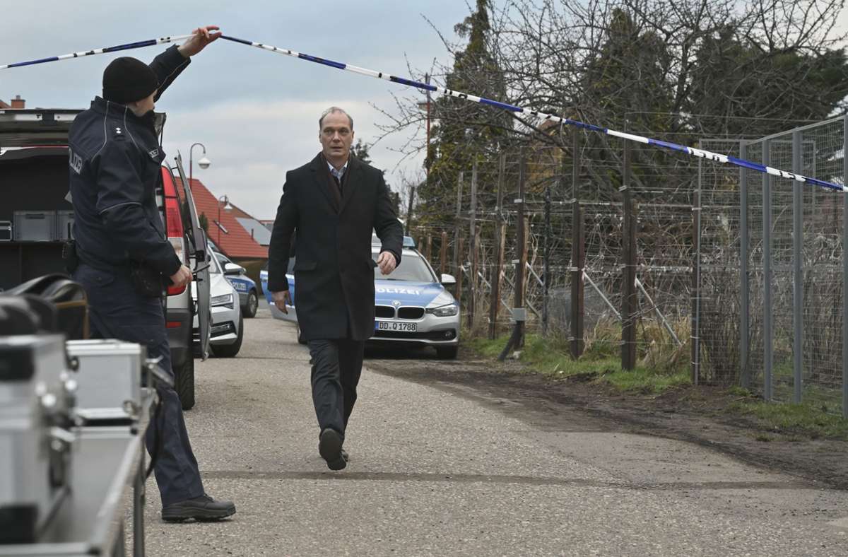 Wieder einigermaßen auf dem Damm: Kommissariatsleiter Peter Michael Schnabel (Martin Brambach) kommt am Tatort an.