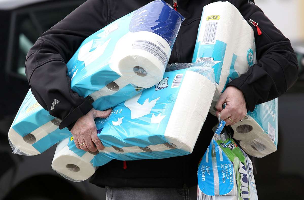 Hamsterkäufe in der Coronakrise: Jeder Zehnte will sich laut Umfrage mit Toilettenpapier eindecken