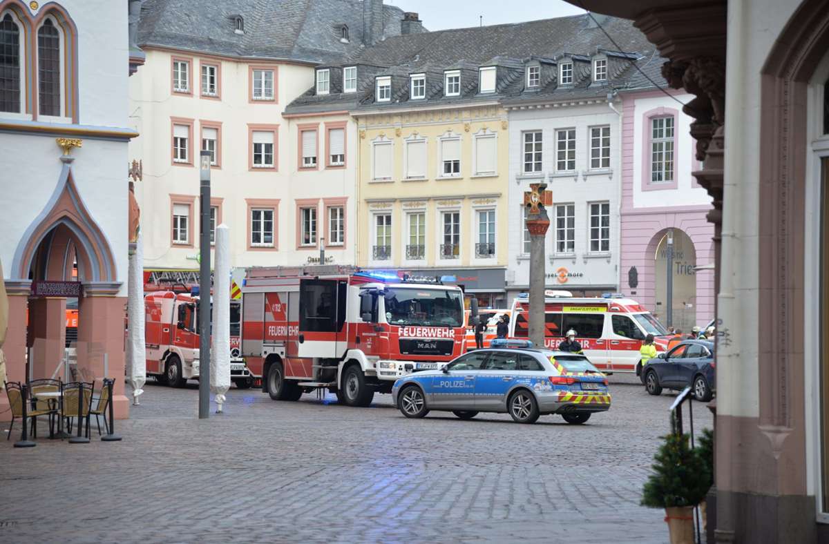 Bei einem Vorfall mit einem Auto sind in der Innenstadt von Trier mindestens vier Menschen getötet und mehrere verletzt worden.