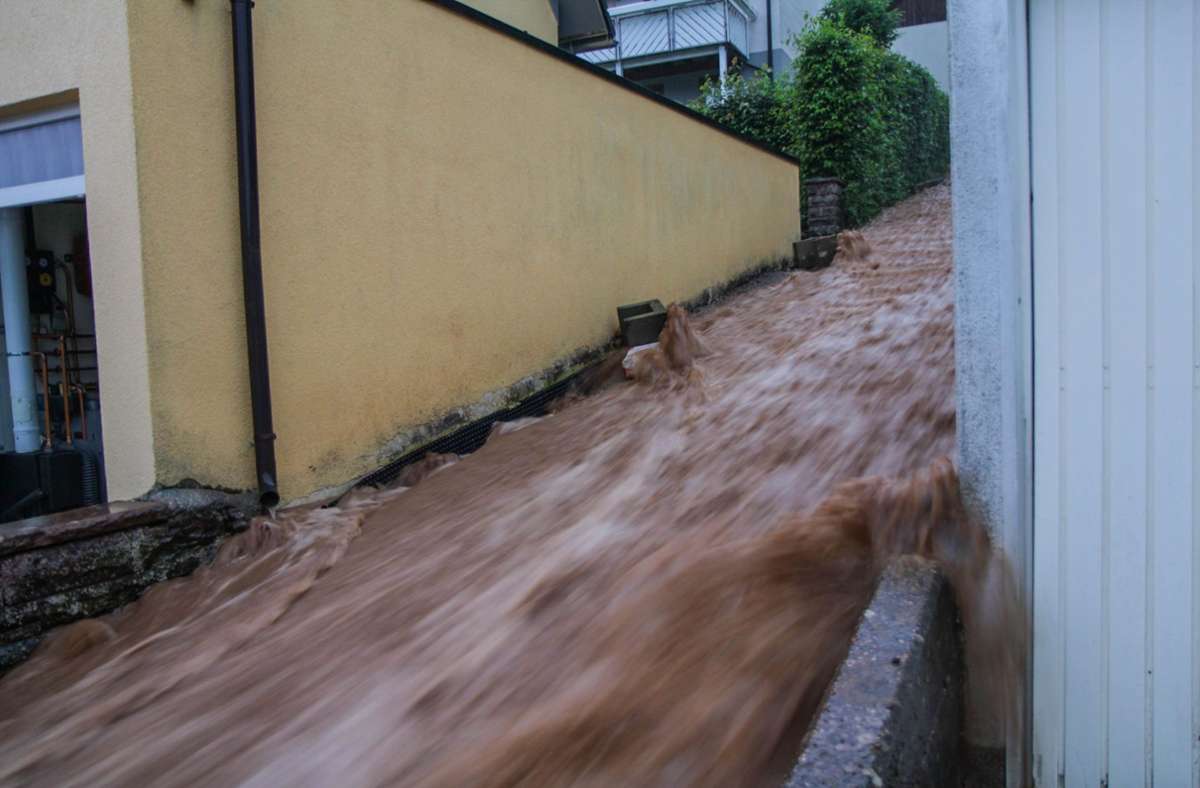 Braune Wassermassen rauschen im baden-württembergischen Altensteig über eine Treppe nach unten nach heftigen Unwettern. Foto: Aaron Klewer/Einsatz-Report24/dpa