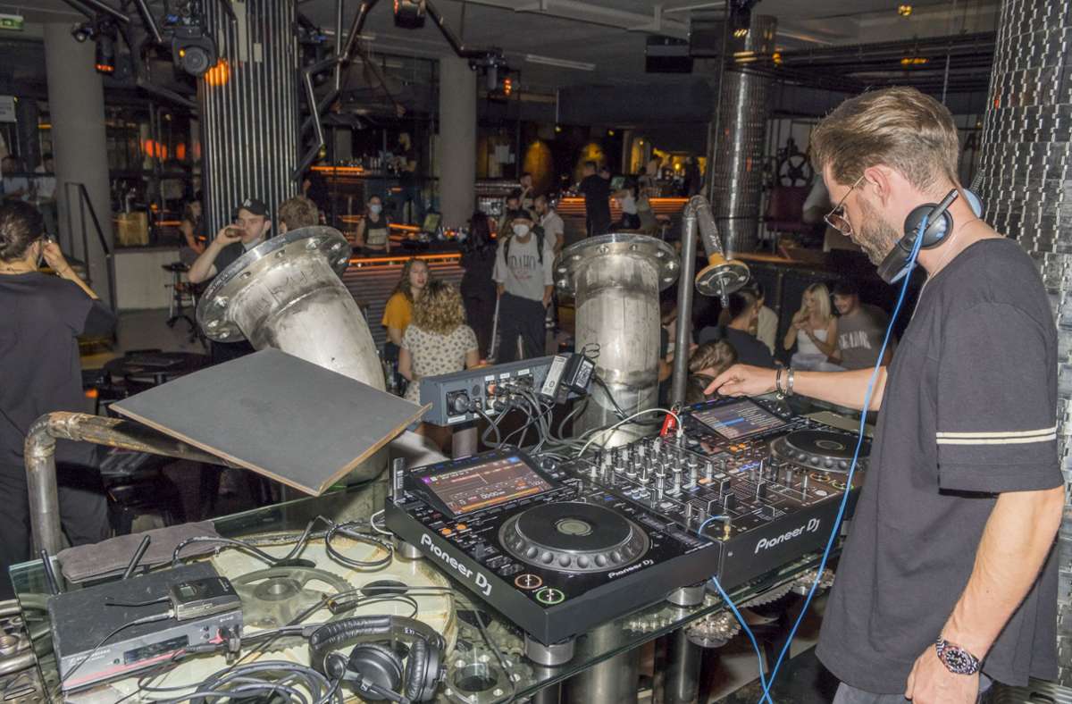 Der österreichische DJ Daniel Kautschitz, aus Wien angereist,  in der Stuttgarter Mica-Bar kurz vor der Rückkehr der Clubs als Tanzorte.