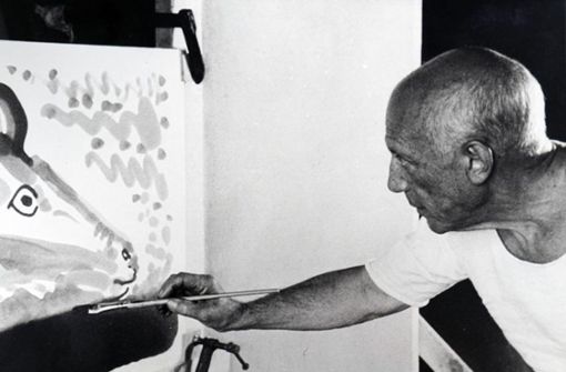 Pablo Picasso (1881 bis 1973) bei der Arbeit in seinem Atelier. Foto: Imago/UJG