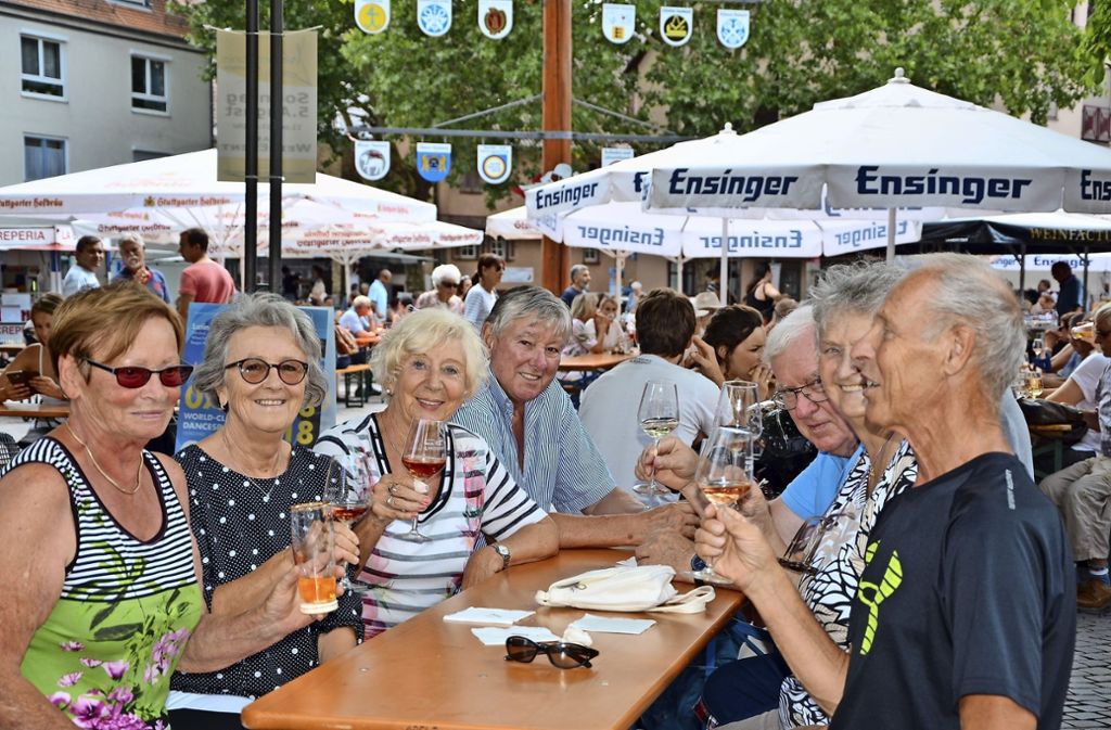 Bad CannstattFest auf dem Marktplatz lockte in vier Tagen rund 10 000 Besucher: Hochsommer, Wein und frische Brezeln