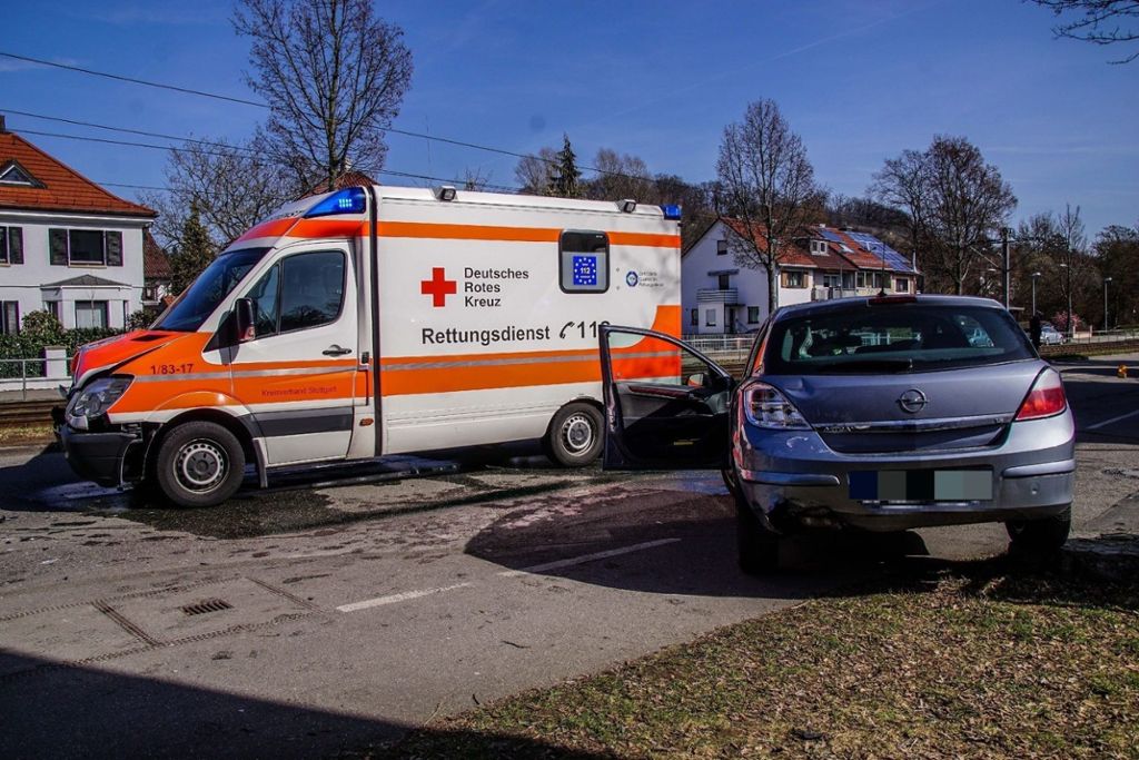 13.3.2017: Auto kollidiert mit Rettungswagen in Weilimdorf