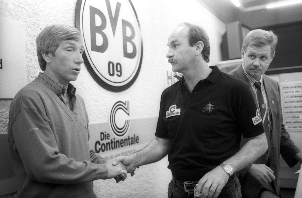 Grüß Gott! Schwabe Horst Köppel in Diensten des BVB (re.) begrüßt den 2012 verstorbenen VfB-Coach Willi Entenmann.