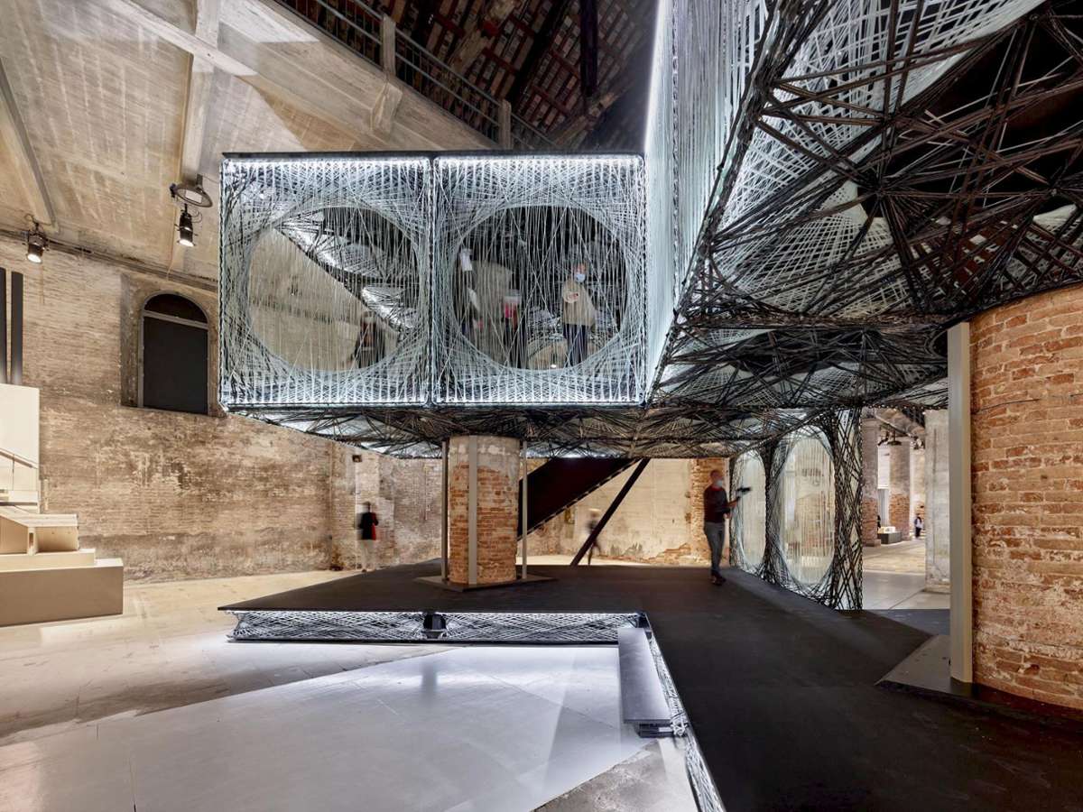 Auf der Biennale in Venedig hat die Uni Stuttgart gezeigt, wie Gebäudeelemente aus gewickelten Fasern aussehen könnten. Als Material wurden hier allerdings noch Kunststoffe eingesetzt.