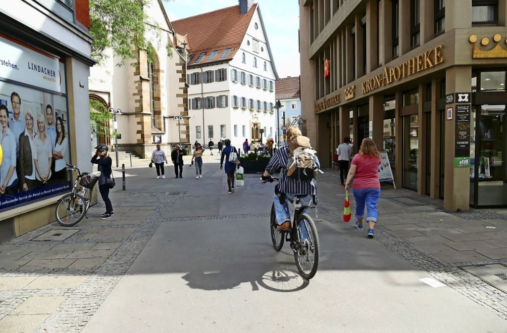 Ein Problem: Radfahrer ignorieren das Fahrverbot in der Marktstraße.
