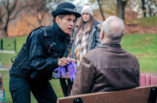 Eine Polizistin findet den schwer vergifteten Sergei Skripal auf einer Parkbank. Foto: Arte/James Pardon