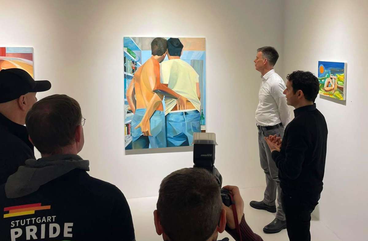 Die Galeristen Andreas Pucher und Thomas Fuchs (rechts) zeigen queeren Stuttgartern die Ausstellung „Intimacy“ über queere Liebe.