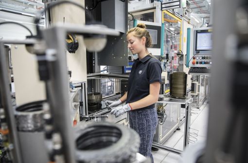 Neue Tätigkeitsfelder: Eine Mitarbeiterin von ZF montiert Komponenten für einen Elektromotor. Foto: ZF Friedrichshafen AG/Dominik Gigler