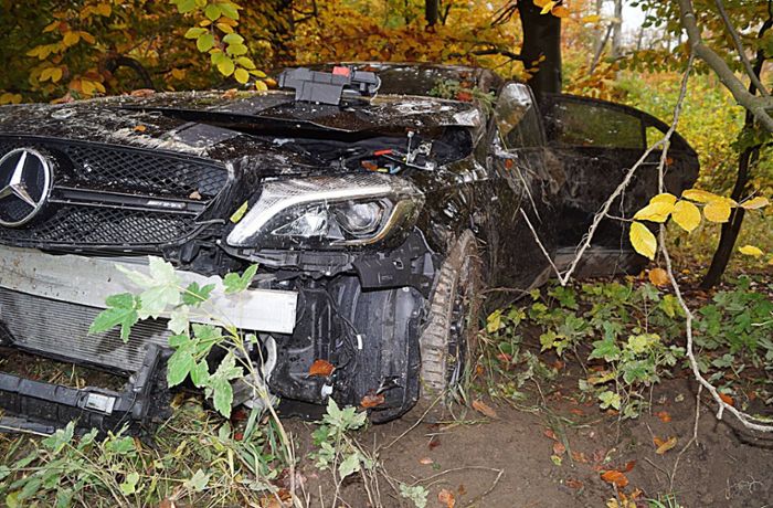 Unfall bei Heilbronn: AMG-Fahrer überschlägt sich und schanzt über Zaun
