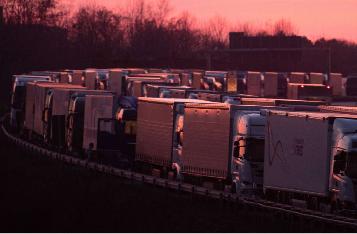 Kontrollen wegen Corona-Mutationen: Lange Lastwagen-Staus an tschechisch-deutscher Grenze