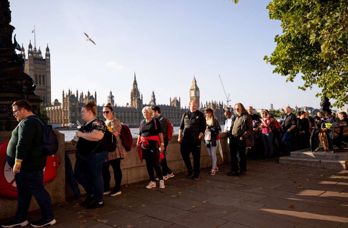 Trauerfeier in London: Briten warten stundenlang für ihre Queen