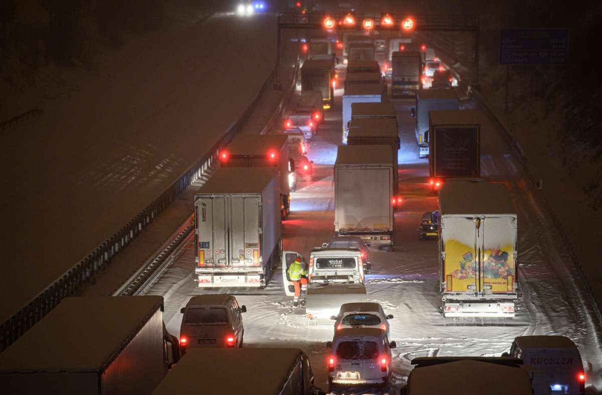 Heftiger Schneefall in Deutschland: Chaotische Zustände auf vielen Autobahnen des Landes