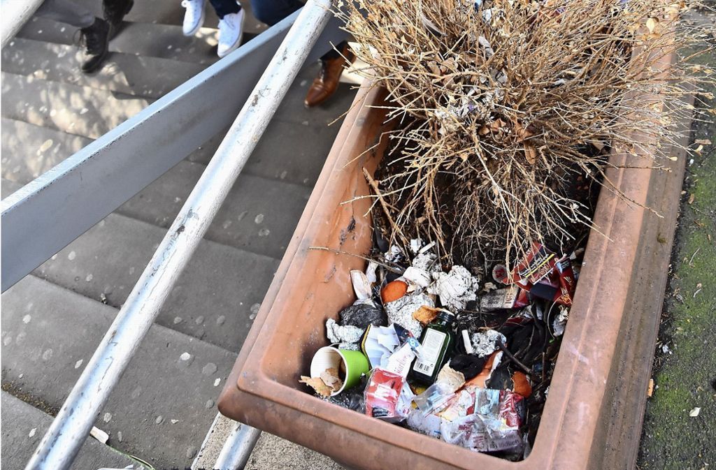 Sperrmülllager, überquellende Abfallcontainer und Essensreste locken Ratten an: Müllchaos am Untertürkheimer Bahnhof