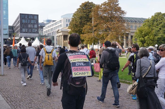 Polizeieinsatz auf dem Schlossplatz: Trotz  Verbot: Querdenker demonstrieren in Stuttgart