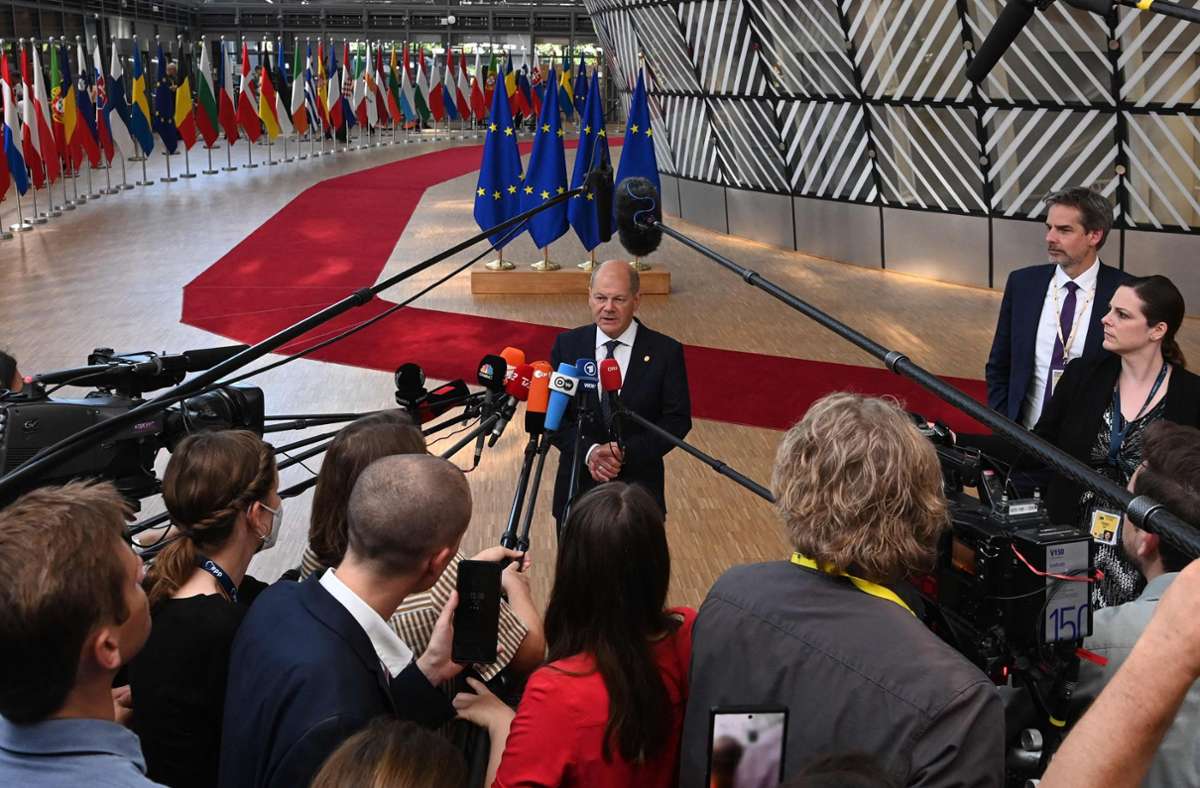 In Brüssel wirbt Bundeskanzler Olaf Scholz für die Aufnahme der Ukraine in die EU. Vor dem Beitritt müssen beide Seiten aber noch einen langen Reformweg zurücklegen. Foto: AFP/JOHN THYS