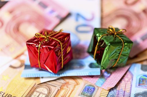 Zum Jahresende wollen sich BürgerInnen  mit kleinen Geschenken  für Dienstleistungen bedanken – trotz Compliance. Foto: dpa/Monika Skolimowska