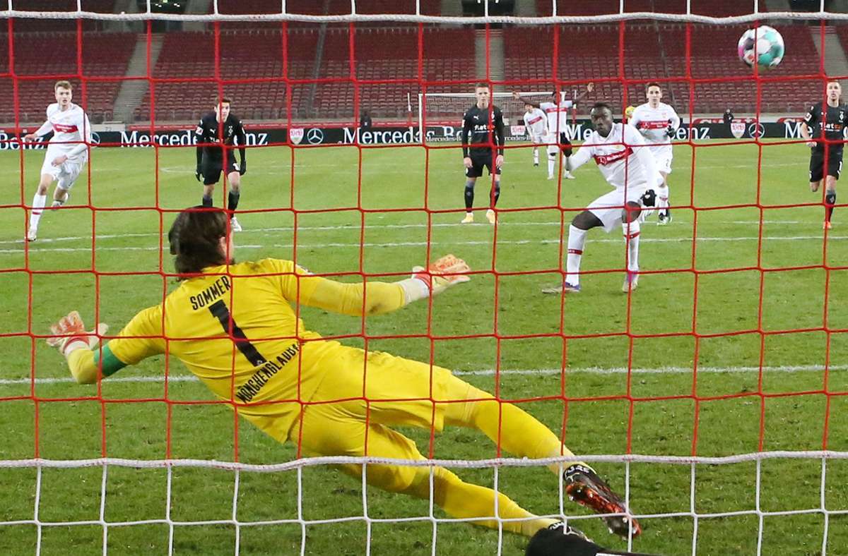 Silas Wamangituka trifft per Elfmeter zum 2:2 des VfB Stuttgart gegen Borussia Mönchengladbach.