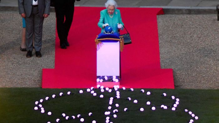 Queen lässt britischen Abendhimmel erleuchten