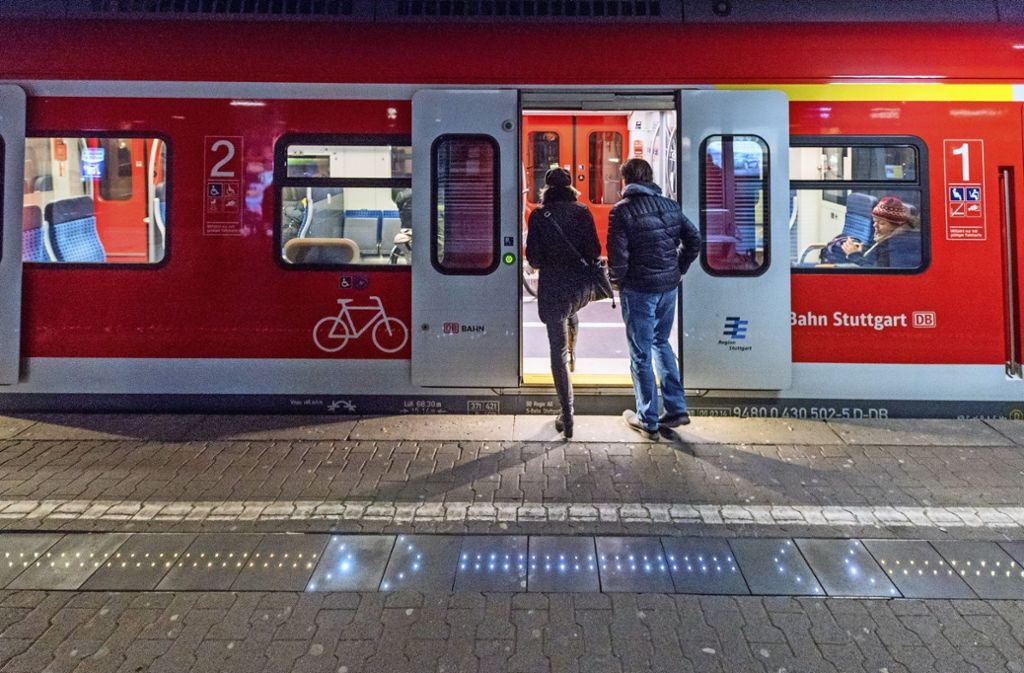 Bad CannstattDeutscher Mobilitätspreis für   S-Bahn – Modellprojekt am Cannstatter Bahnhof noch nicht ausgewertet: Schneller Einstieg an Gleis 2