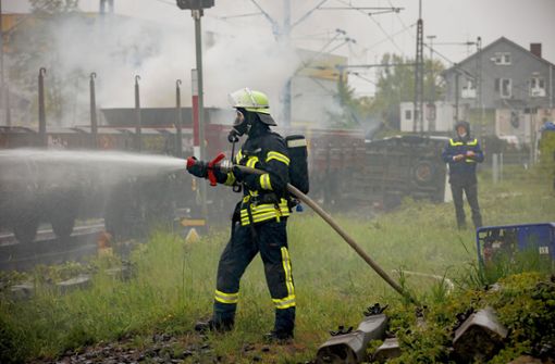 Ein brennender Güterzug musste am Hafen gelöscht werden – zum Glück nur zur Übung. Foto: Lichtgut/Julian Rettig