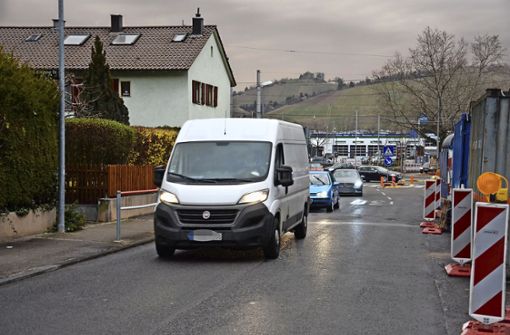 Über die sonst eher schwach frequentierte Kemptener Straße umgehen viele Autofahrer die Sperrung der Hedelfinger Straße. Foto: Mathias Kuhn