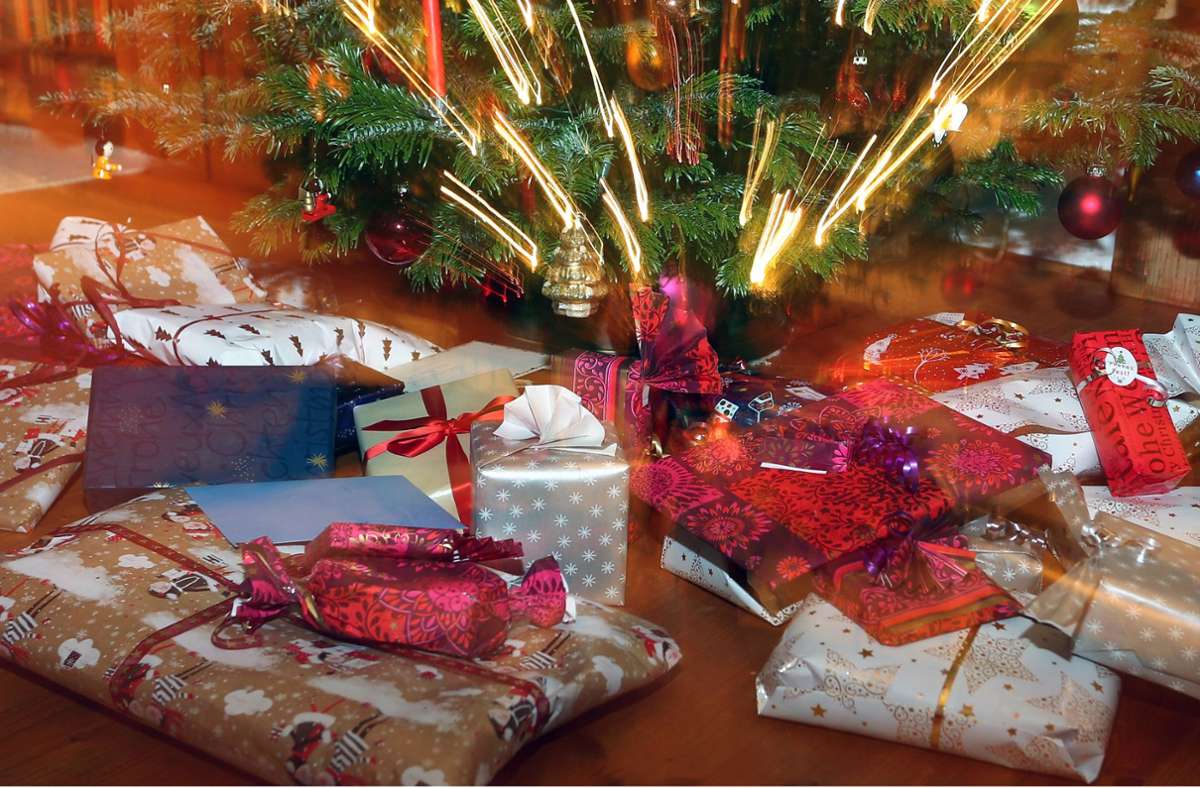 Weil man schon nicht weiß, ob das Geschenk gefällt, empfiehlt sich zumindest eine liebevolle Verpackung fürs Präsent  – nicht nur an Weihnachten.