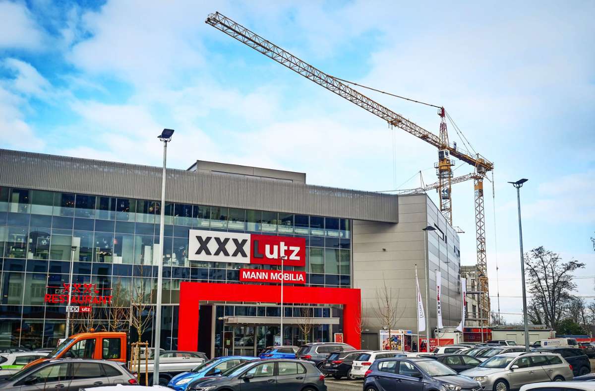 Erstrahlt seit November in neuem Glanz: die XXXLutz-Filiale in Ludwigsburg ist jedoch noch nicht fertig – es wird angebaut.
