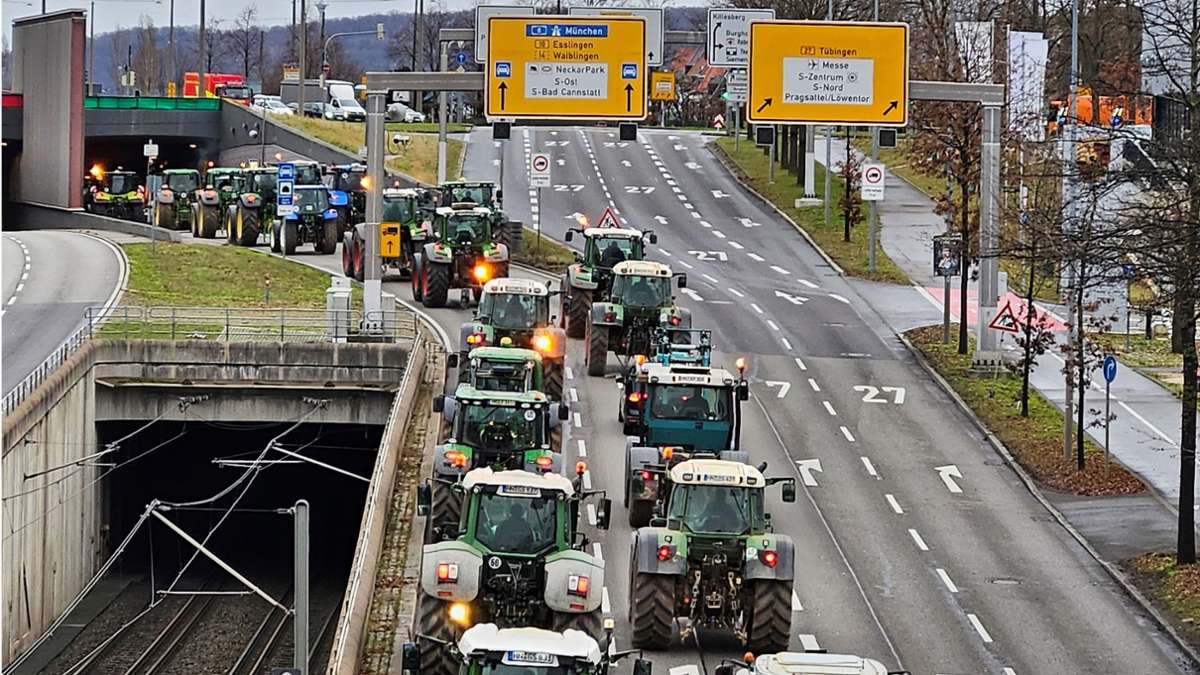 Protest der Landwirte: Tausende Traktoren rollen durch Stuttgart – Polizei setzt Hubschrauber ein