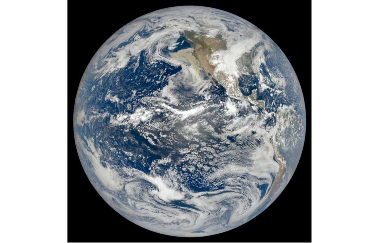 Die Satellitenaufnahme der US-Weltraumbehörde Nasa zeigt die Erdkugel mit Nordamerika und dem Pazifik Foto: Lauren Dauphin/Nasa Earth Observatory/Modis/Nasa Eosdis/Lance/dpa