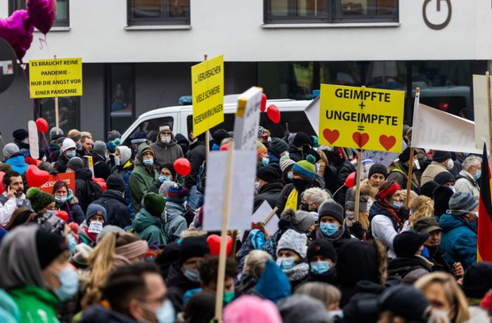 Coronapolitik: Mehrere tausend Menschen bei Demos in Freiburg