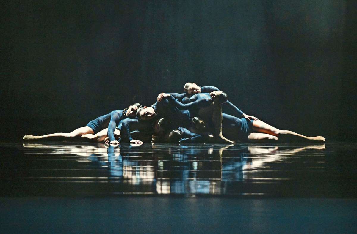 Sieben Tänzer, ein atmender Körper: So beginnt „Self-deceit“ von Vittoria Girelli.